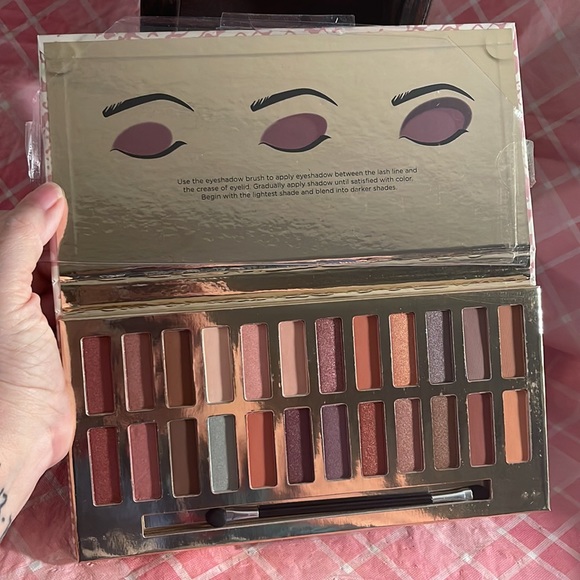 🎈SALE🎈🎀#45.MAKEUP 24-SHADES EYESHADOW PALLETTE🎀 - Picture 1 of 8